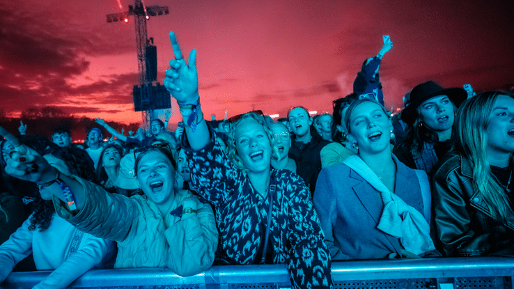 Fans op de eerste rij bij een festival